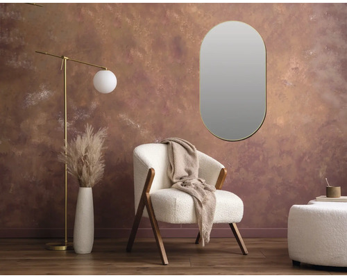 Intérieur avec fauteuil, lampadaire, miroir et décorations pour une ambiance chaleureuse.