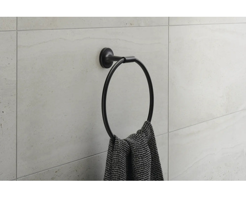 Runder Handtuchhalter an einer Wand mit einem Handtuch