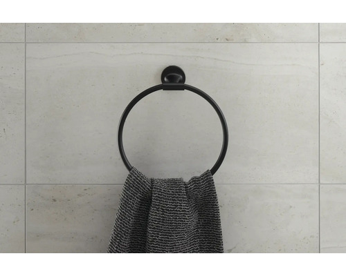 Runder Handtuchhalter mit Handtuch an der Wand