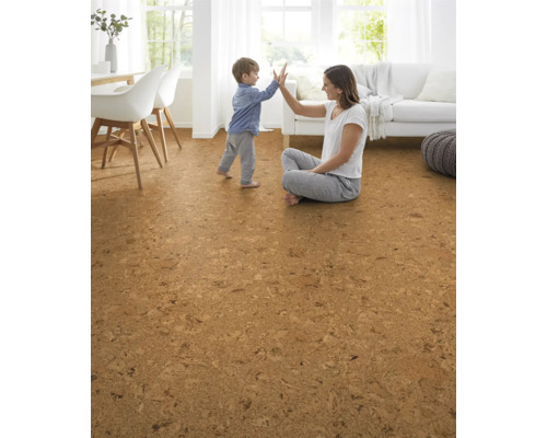 Helles Wohnzimmer mit Korkboden, Mutter und Kind beim Spielen