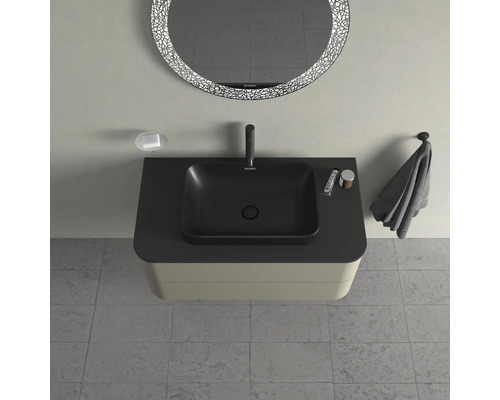 Badezimmer mit Waschbecken, Armatur, Spiegel und Ablagefläche für Badutensilien