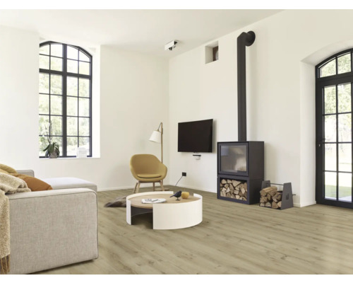 Heller Wohnraum mit Sofa, Sessel, Kaminofen und Holzboden