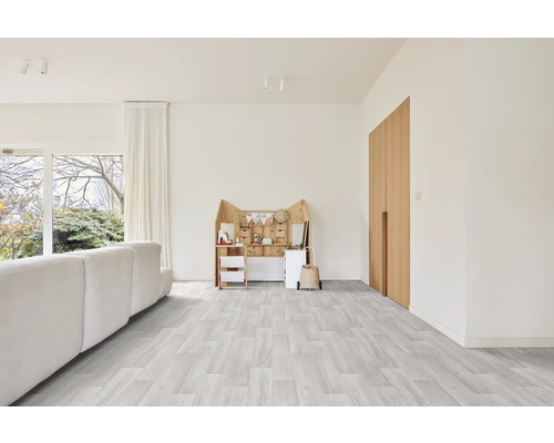 Heller Wohnraum mit Designboden in Holzoptik, Sofa und Spielmöbeln.