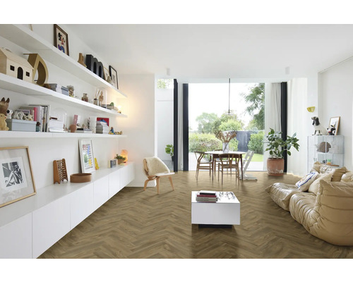 Heller Wohnraum mit Fischgrätparkett, Regalen und Sitzbereich