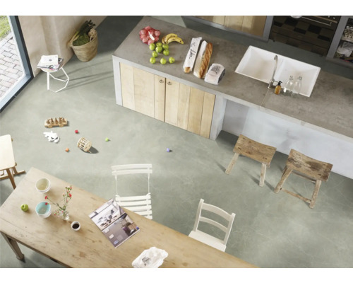 Intérieur lumineux avec cuisine, table en bois et chaises