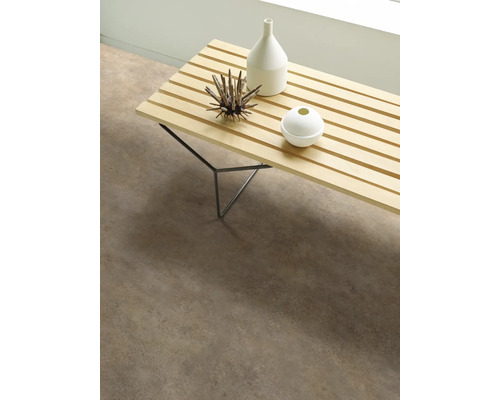 Dekorative Szene mit einem Couchtisch aus Holzlatten, zwei Vasen und einem Dekorationsobjekt.