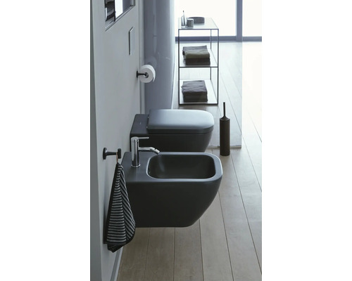 Salle de bains avec WC suspendu, bidet et étagère