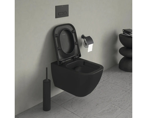 WC suspendu avec brosse de toilette et support de papier dans la salle de bain