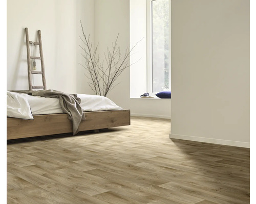 Chambre claire avec plancher en bois, lit et échelle