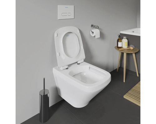 WC suspendu à fond creux avec bride ouverte dans la salle de bains