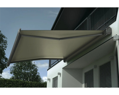 Ausgefahrene Gelenkarmmarkise am Haus