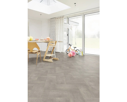 Heller Raum mit Esstisch und grauem Vinylboden in Fliesenoptik