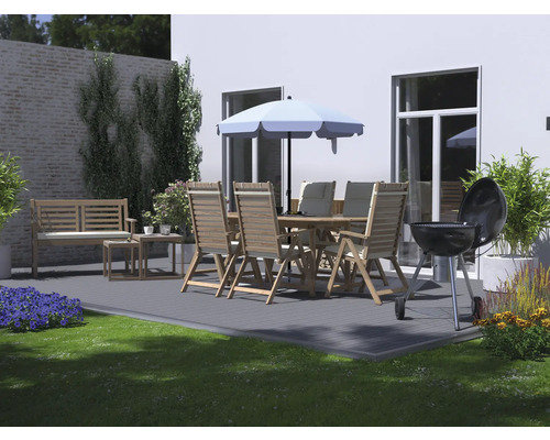 Aménagement de terrasse avec table de jardin, chaises, parasol et barbecue