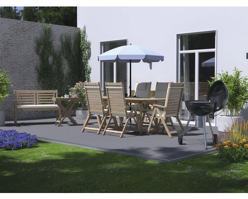 Gartenszene mit Sitzgruppe, Sonnenschirm und Grill auf Terrasse