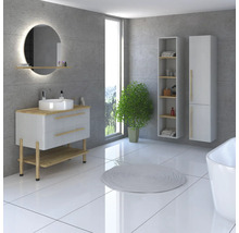 Helles Badezimmer mit Waschtisch, Spiegel mit Beleuchtung, offenem Regal, Hochschrank und Badewanne.