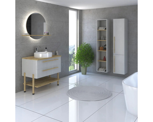 Salle de bains lumineuse avec meuble-lavabo, miroir éclairé, étagère ouverte, armoire haute et baignoire.