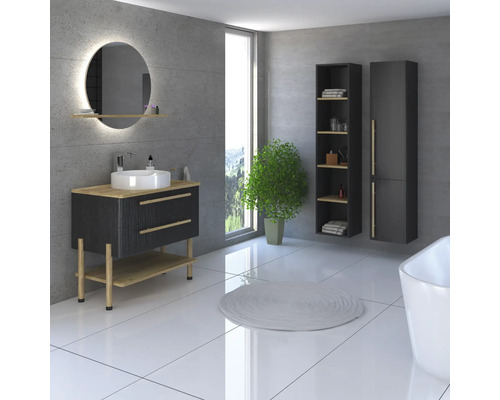 Salle de bain avec meuble-lavabo, miroir, armoire de salle de bain et décoration