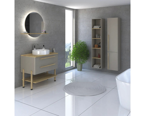 Salle de bain moderne avec meuble-lavabo, miroir, armoire et décoration