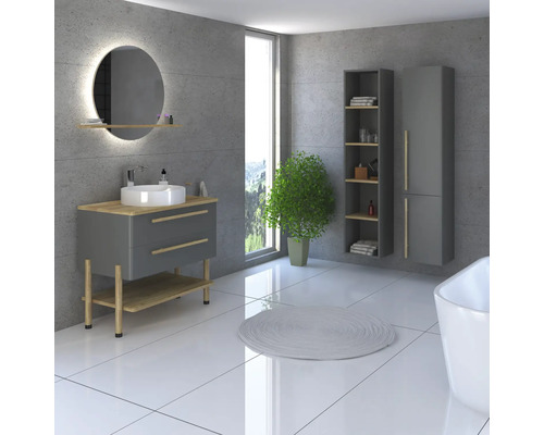 Salle de bain moderne avec meuble-lavabo, miroir, armoire et baignoire