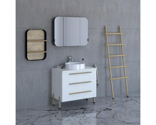 Badezimmerensemble mit Waschtisch, Spiegelschrank, Regal und Leiter an einer grauen Wand