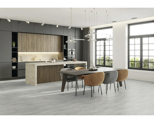 Cuisine moderne avec îlot de cuisine, table à manger et chaises dans une pièce lumineuse.