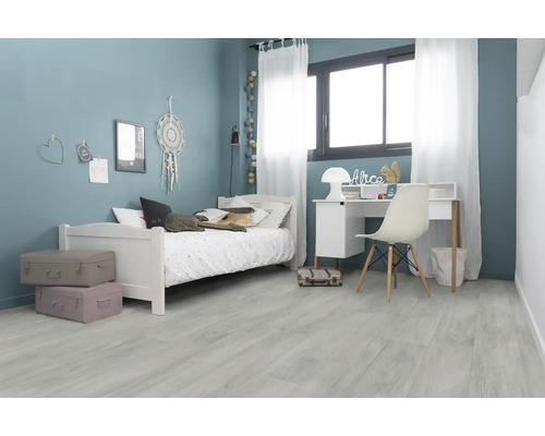 Chambre de jeune claire avec lit, bureau et sol vinyle gris