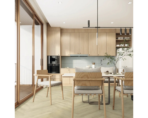 Helle Küche mit Holzakzenten, Esstisch und Stühlen.