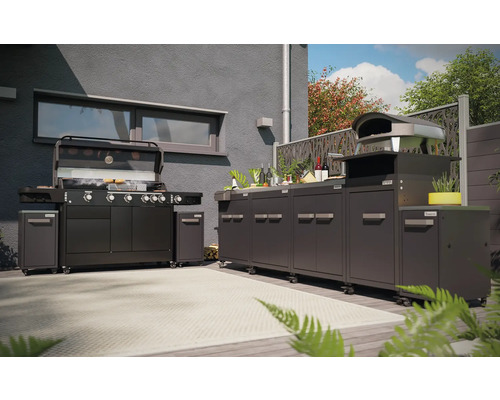 Outdoor-Küche mit Grill und Pizzaofen auf einer Terrasse