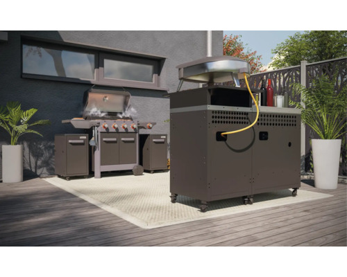 Aussenbereich mit Gasgrill, Pizzaofen und Pflanzgefässen auf einer Terrasse