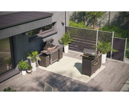 Aussenbereich mit Grill, Pizzaofen und Sichtschutzzaun auf einer Terrasse mit Holzboden