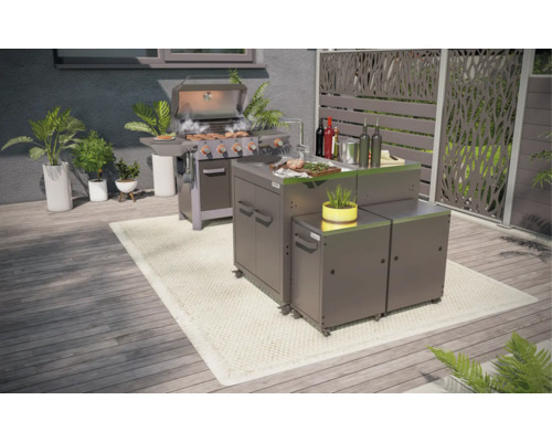 Aussenbereich mit Grillküche inklusive Grill, Spüle, Arbeitsflächen und Schränken auf einer Terrasse