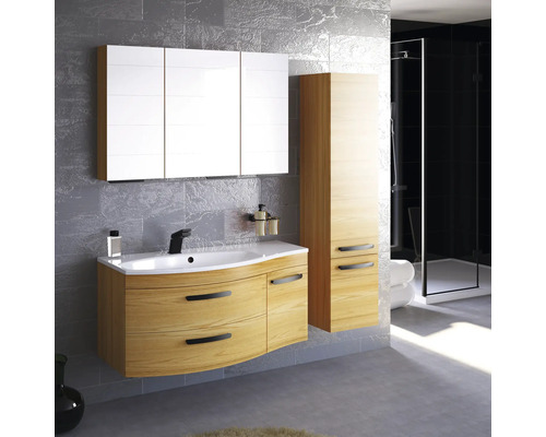 Badezimmer mit Waschtisch, Spiegelschrank und Hochschrank in hellem Holzdekor und weiß