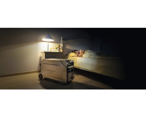 Vue d''une chambre avec un enfant dans un lit et une centrale électrique EcoFlow pour l''alimentation électrique