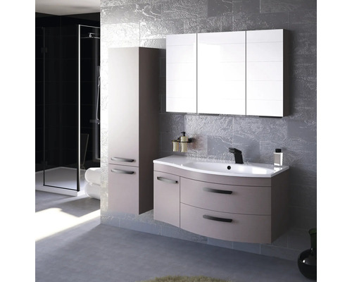 Badezimmer mit Waschtisch, Spiegelschrank und Hochschrank vor grauer Wand