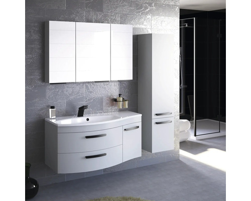 Badezimmer mit Waschtisch, Spiegelschrank und Hochschrank in Weiß