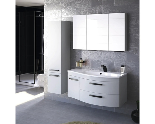 Modernes Badezimmer-Interieur mit Waschbeckenunterschrank, Spiegelschrank, Hochschrank und Dusche