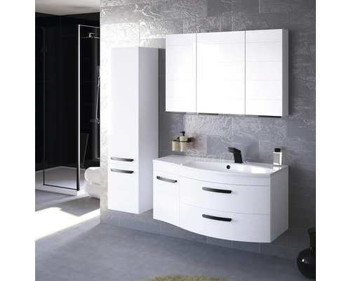 Badezimmer mit weißem Waschtisch, Spiegelschrank und Hochschrank vor grauer Wand