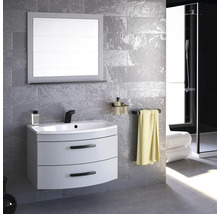 Salle de bains moderne avec lavabo, miroir et porte-serviettes