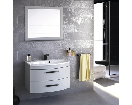 Salle de bains moderne avec lavabo, miroir et porte-serviettes