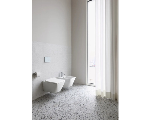 Salle de bains moderne avec WC suspendu, bidet et fenêtre