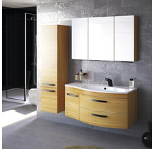 Badezimmer mit Waschtisch, Spiegelschrank und Hochschrank in hellem Holzdekor