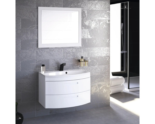 Badezimmerszene mit Waschtischunterschrank, Spiegel und Dusche