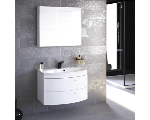 Salle de bain avec meuble sous-lavabo, lavabo et armoire de toilette