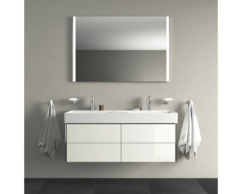 Badezimmer mit Doppelwaschtisch, Unterschrank, Spiegel mit Beleuchtung und Handtüchern