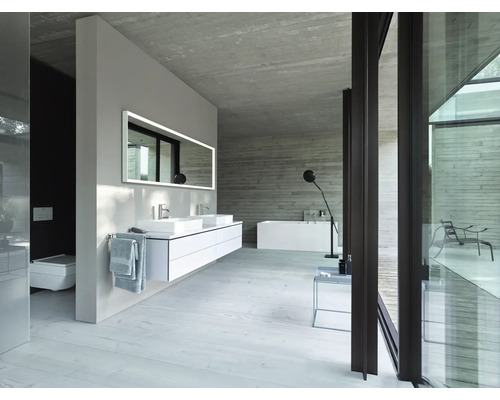 Modernes Badezimmer mit Waschtisch, Spiegel, Badewanne und Fensterfront