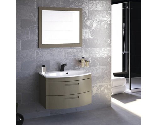 Salle de bains avec meuble sous-vasque, miroir et douche