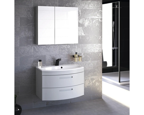 Badezimmer mit Waschbeckenunterschrank, Waschbecken, Spiegelschrank und Dusche