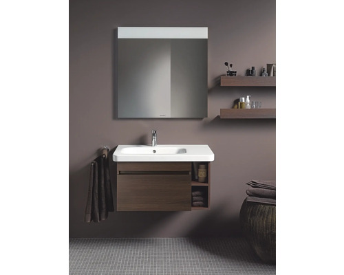 Salle de bain avec meuble sous-lavabo, miroir et étagères