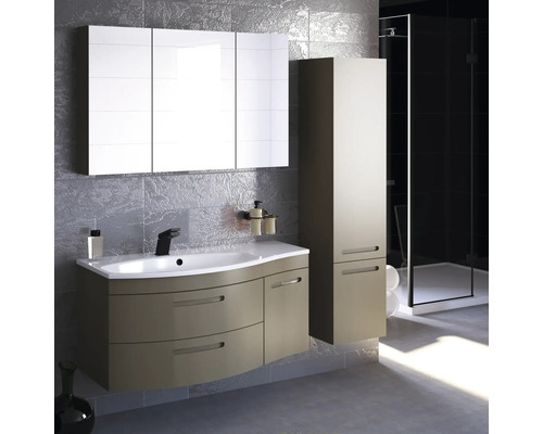 Badezimmer mit Waschtischunterschrank, Spiegelschrank, Hochschrank und Duschkabine.