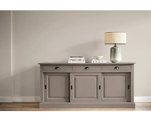 Laque Alpina Feine Farben Poètes de la terre brun terre noble 750 ml Commode avec portes coulissantes, tiroirs, lampe et décoration sur un plancher en bois